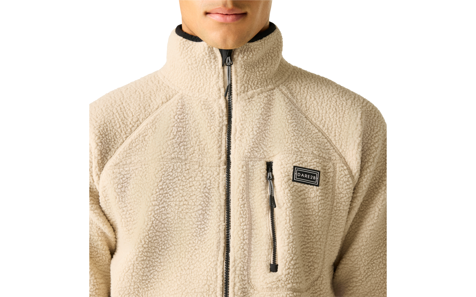 Oberkörper einer Person bis zum Kinn, trägt beigefarbene Fleecejacke bis zum Hals, Brusttasche mit Reißverschluss und Markenpatch DARE2B