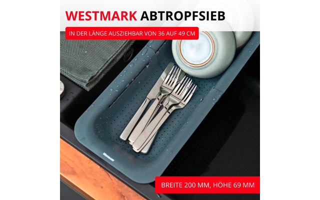 Insert en plastique gris perforé avec gouttes d'eau dans un tiroir, contenant plusieurs fourchettes et couteaux, tasse blanche retournée en haut à droite, tissu gris à gauche ; inscription rouge 'WESTMARK ABTROPFSIEB' et bannières rouges avec dimensions