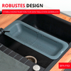 Passoire en silicone gris‑vert au‑dessus d'un évier de cuisine noir dans un plan de travail en bois, bonde en acier inoxydable visible, robinet à gauche, torchon plié et bandes de texte rouges 'ROBUSTES DESIGN' et 'BPA-FREI'