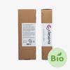 Deux boîtes en carton brun verticales côte à côte sur fond blanc ; l'une montre l'étiquette arrière avec du texte et un symbole de recyclage, l'autre une bande blanche verticale avec l'inscription "clesana" ; pastille ronde verte portant "BIO" et une feuille en bas à droite