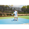 Person mit Tennisschläger auf Tennisplatz während Sonnenschein