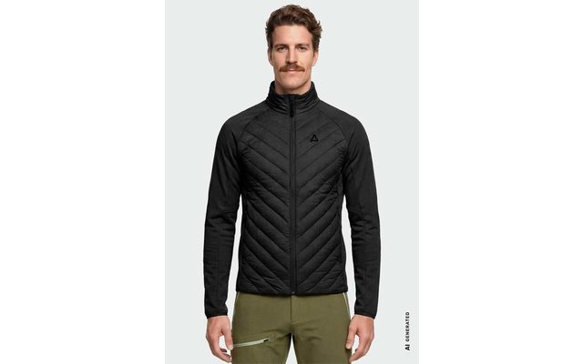 Homme avec moustache portant une veste matelassée noire zippée et un pantalon vert olive, debout devant un fond clair