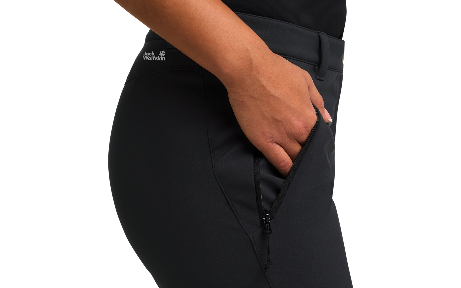 Hand steckt in der Hosentasche einer schwarzen Hose