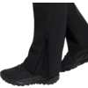 Schwarze Hose mit Reißverschluss am Beinende und schwarzen Sportschuhen