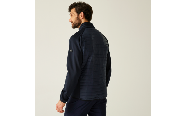 Mann von hinten und leicht seitlich, trägt dunkle gesteppte Jacke, schaut nach links, heller einfarbiger Hintergrund