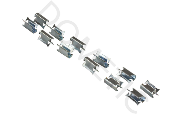 Mehrere silberne Metallklemmen diagonal angeordnet auf weißem Hintergrund