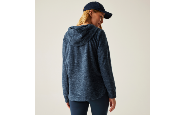 Person von hinten, trägt dunkelblauen Kapuzenpullover, dunkelblaue Baseballkappe und dunkle Leggings, Kopf leicht zur Seite gedreht