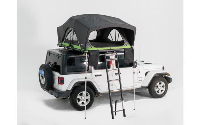 Weißer Geländewagen mit aufgeklapptem schwarzem Dachzelt mit grüner Bodenplatte, ausklappbare Leiter an der Seite, Reserverad am Heck, weißer Hintergrund