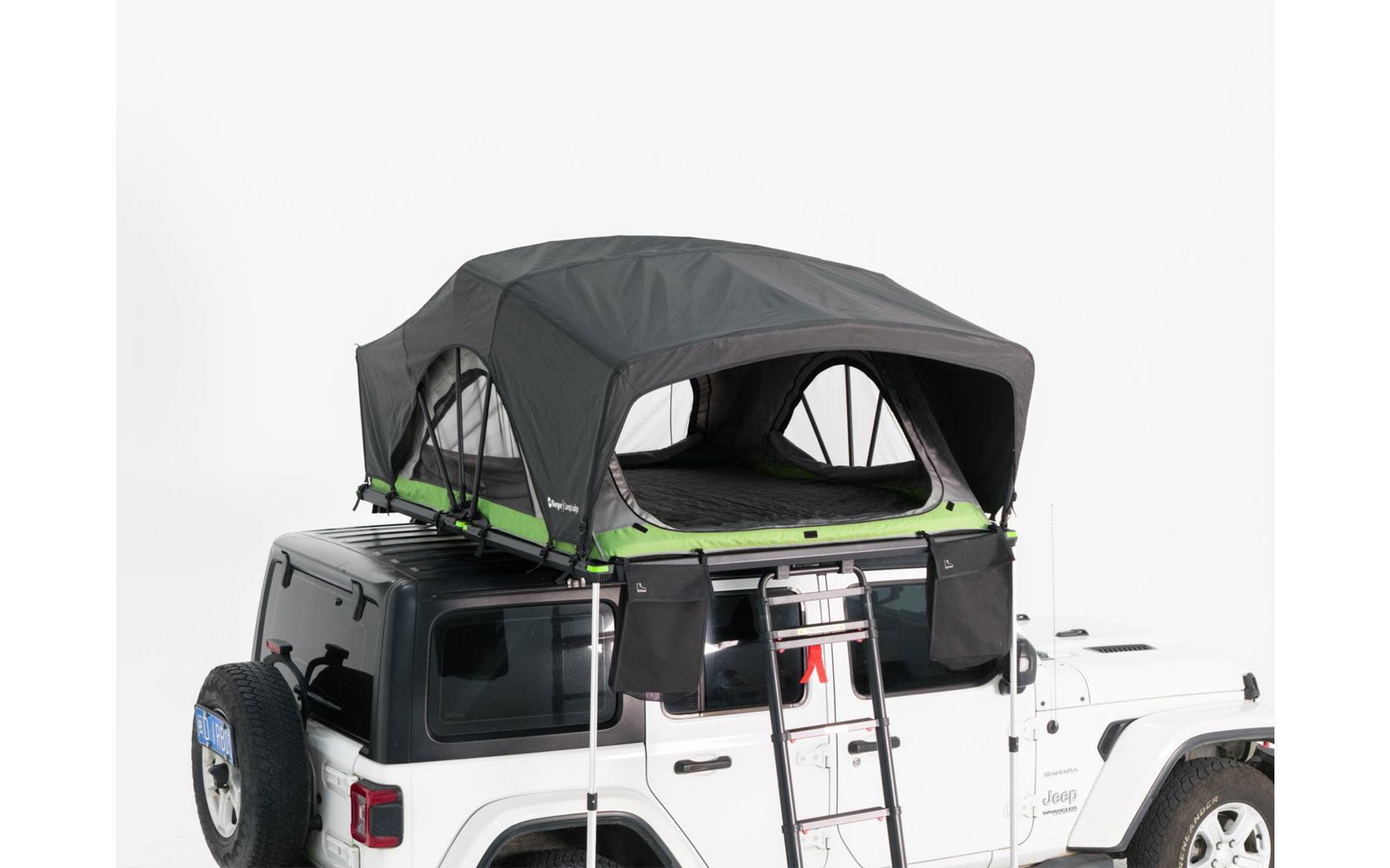 Graues Dachzelt auf dem Dach eines weißen Geländewagens, geöffnet, Leiter nach unten