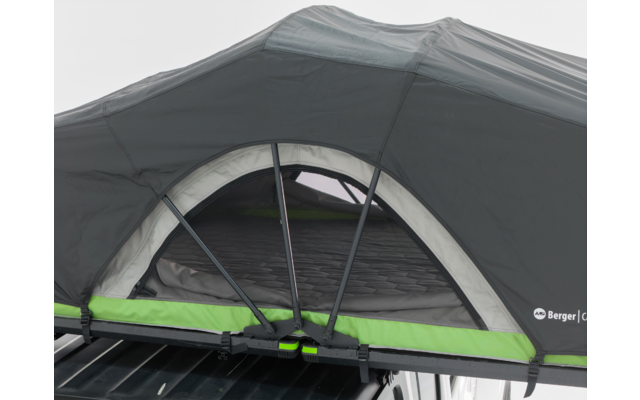 Graues Dachzelt mit halb geöffnetem bogenförmigen Fenster, grünem Rand und Stützstangen, montiert auf schwarzen Dachträgern