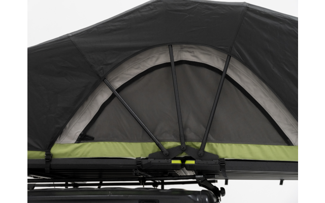 Dunkelgraues Dachzelt mit halb geöffneter bogenförmiger Netzfensteröffnung, schwarzen Stützstreben, grünem horizontalem Streifen und schwarzem Dachgepäckträger darunter