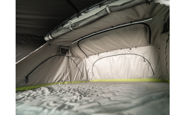 Innenraum eines Zeltes mit Matratze, gewölbtem Stoffdach und Reißverschlussöffnung
