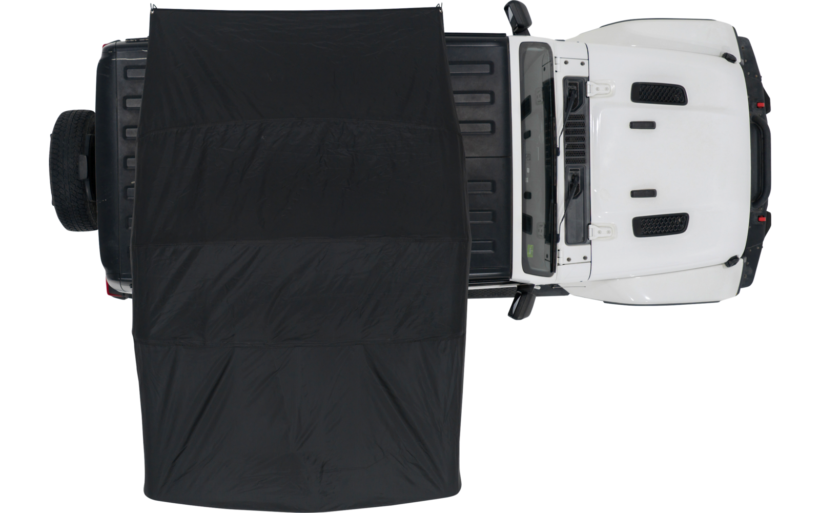 Draufsicht auf weißen Geländewagen mit schwarzer Plane über der Ladefläche