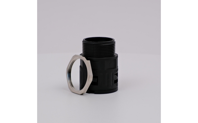 Raccord cylindrique en plastique noir avec filetage extérieur, à côté d'un écrou hexagonal argenté sur fond blanc