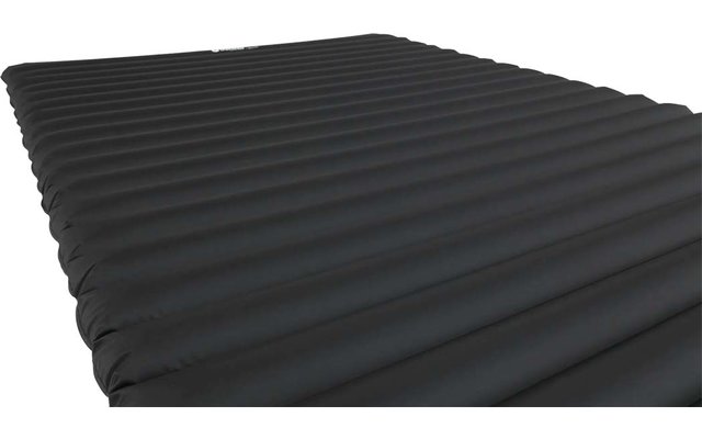 Schwarzer, gerippter Stoff mit Wellenmuster