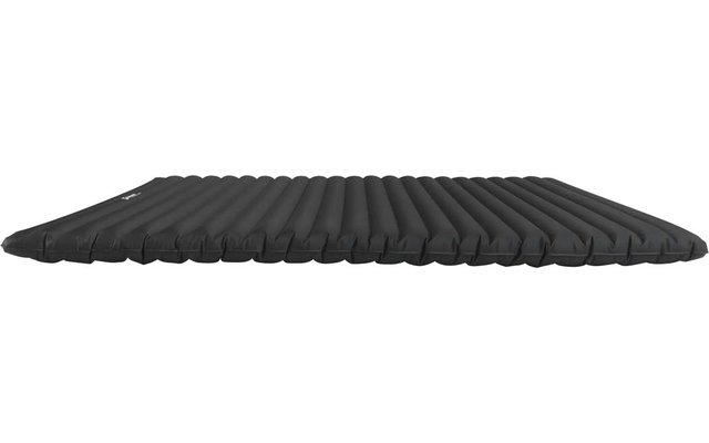 Dunkle Gummimatte mit Dreiecksprägung auf weißem Hintergrund