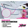 Sprühflasche sprüht Flüssigkeit auf weißen Skischutz mit rotem Schriftzug und schwarzem Logo