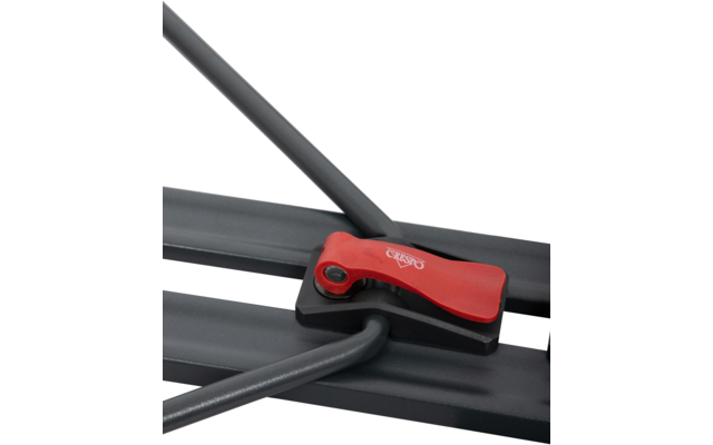 Rotes und schwarzes Klemmsystem an schwarzen Metallstreben