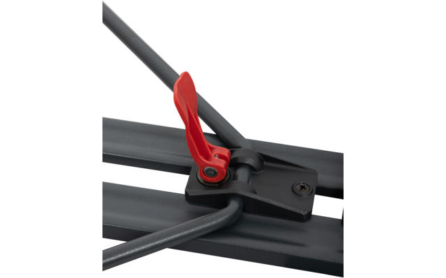 Nahaufnahme eines schwarzen Metallgestells mit rotem Hebel