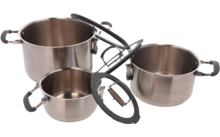 Drei Edelstahltöpfe mit schwarzen Griffen und zwei Glasdeckeln