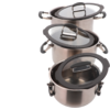 Vier ineinandergestapelte Edelstahltöpfe mit Deckeln