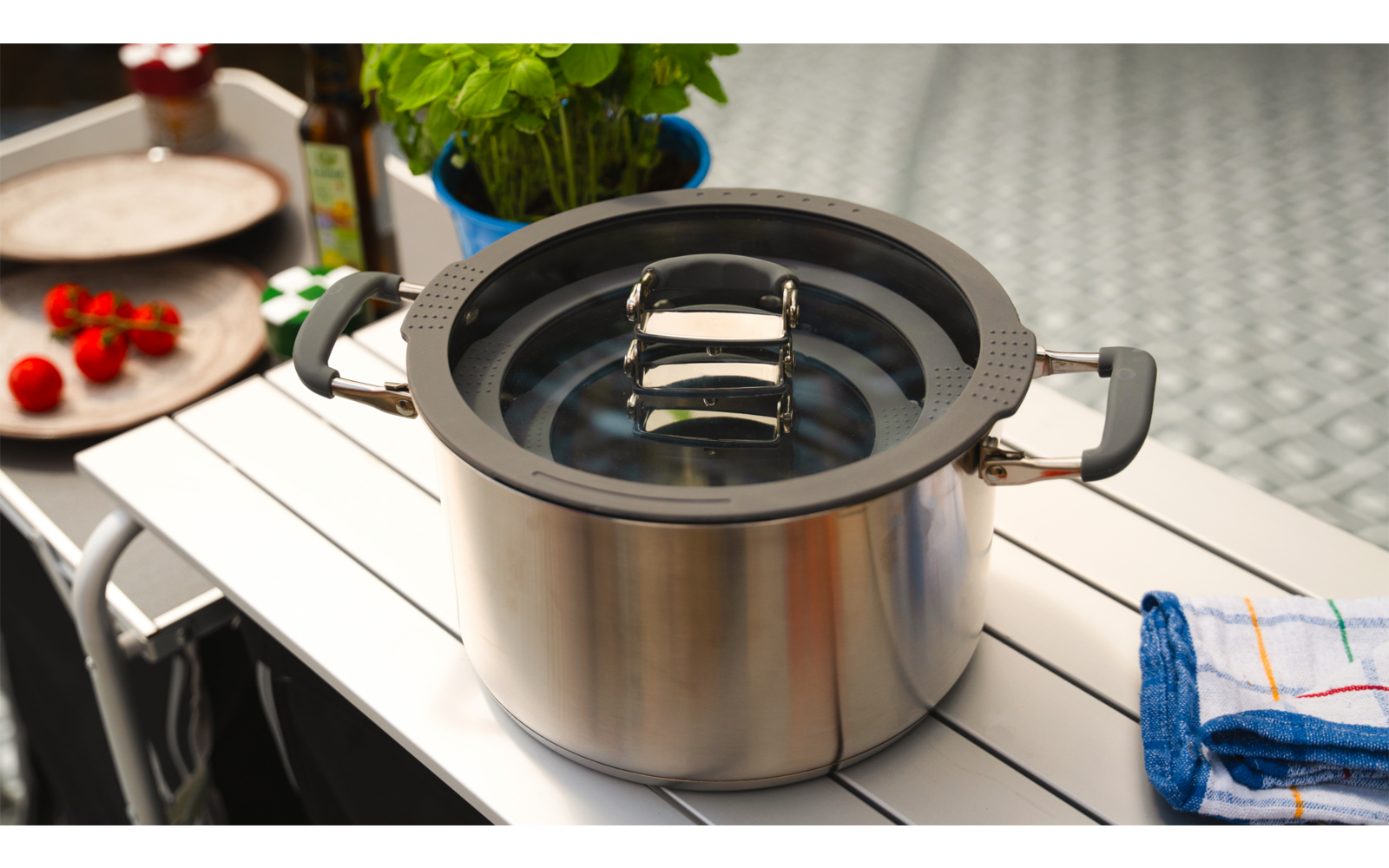 Edelstahl-Topf mit Deckel auf Kochplatte
