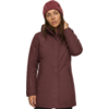 Persoon met een bordeauxrode lange jas en een geribbelde rode muts, één hand aan de zijkant van de nek, witte achtergrond