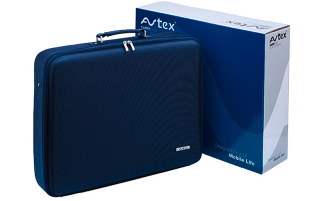 Dunkelblauer rechteckiger Koffer mit Reißverschluss und Griff, neben weiß-blauem Verpackungskarton mit Markenaufdruck 'Avtex'