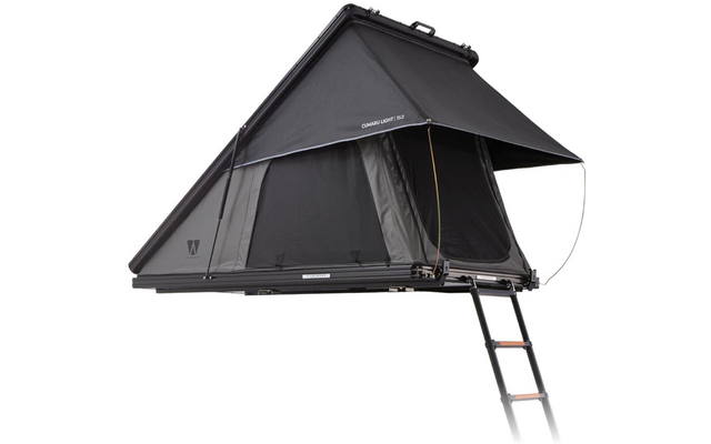 Offenes schwarzes Dachzelt auf montierter Basis, dreieckige Form, geöffneter Eingang mit Moskitonetz und ausgeklappte Leiter