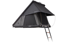 Offenes schwarzes Dachzelt auf montierter Basis, dreieckige Form, geöffneter Eingang mit Moskitonetz und ausgeklappte Leiter