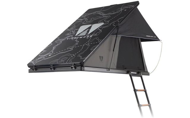 Geöffnetes schwarzes Dachzelt mit topografischem Muster und weißem "W"-Logo, seitliche Stofföffnung und ausklappbare Leiter mit orangefarbenen Stufen