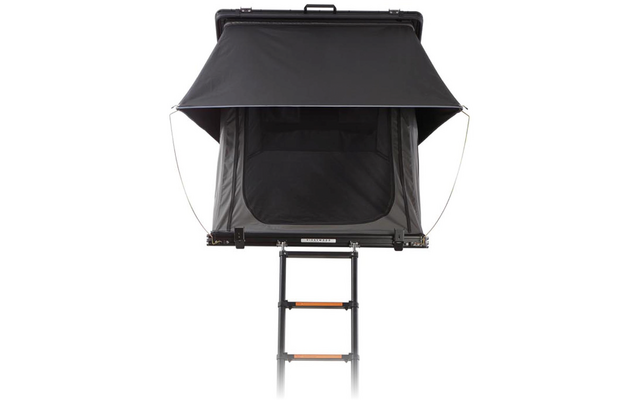 Geöffnetes schwarzes Dachzelt mit aufgespanntem Vordach, vorn Netz-Reißverschlusstür und angehängter Teleskopleiter mit drei Sprossen