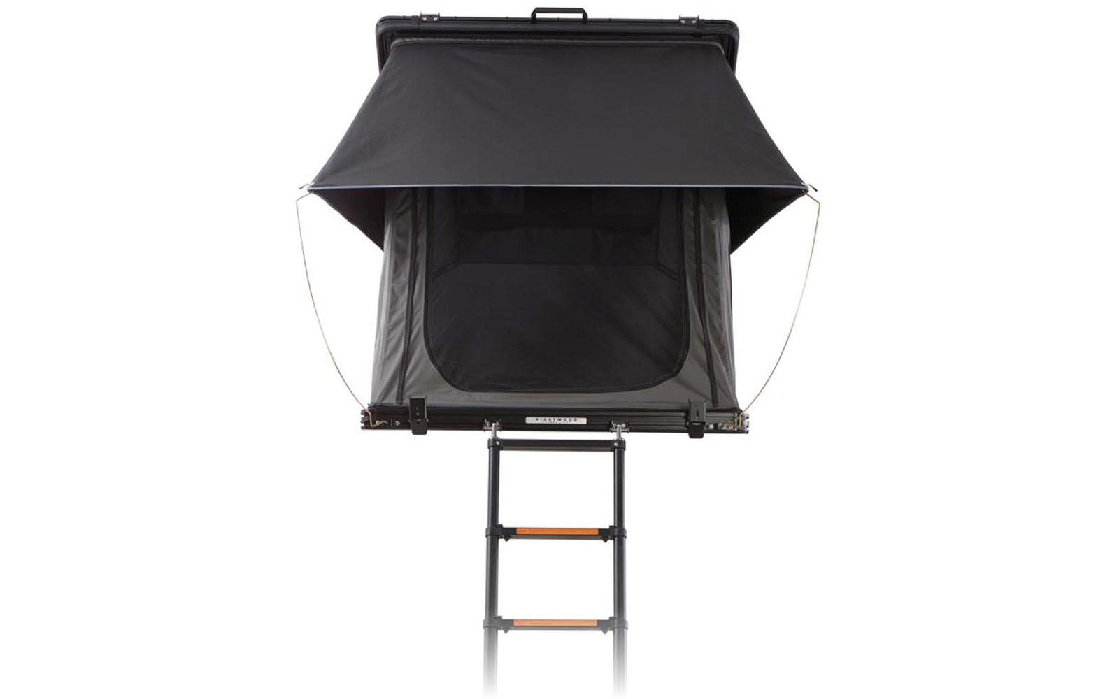 Geöffnetes schwarzes Dachzelt mit aufgespanntem Vordach, vorn Netz-Reißverschlusstür und angehängter Teleskopleiter mit drei Sprossen