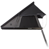 Aufgeklapptes schwarzes und dunkelgraues Dachzelt mit dreieckigem Profil, seitlicher Öffnung und befestigter Leiter