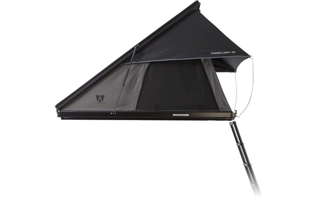 Aufgeklapptes schwarzes und dunkelgraues Dachzelt mit dreieckigem Profil, seitlicher Öffnung und befestigter Leiter