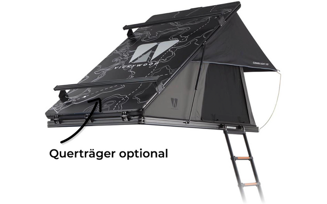 Aufgestelltes schwarzes Dachzelt mit grafischem Muster, Metallrahmen und ausgezogener Leiter; schwarzer Pfeil und Text 'Querträger optional'
