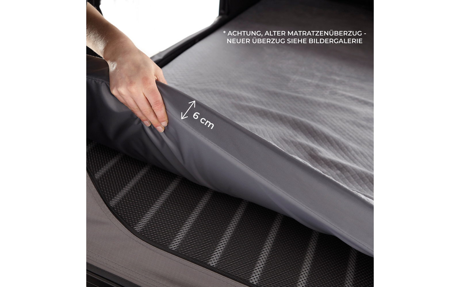 Hand hält Ecke eines grauen Stoffüberzugs, darunter schwarze Netzstruktur; weißer Pfeil mit ‚6 cm‘ und weißer Hinweistext oben rechts
