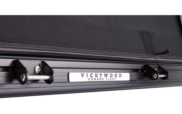 Schwarzer Stoff, Metallführungsschiene mit Schrauben, Führungsrollen und Schild "VICKYWOOD CUMARU LIGHT"