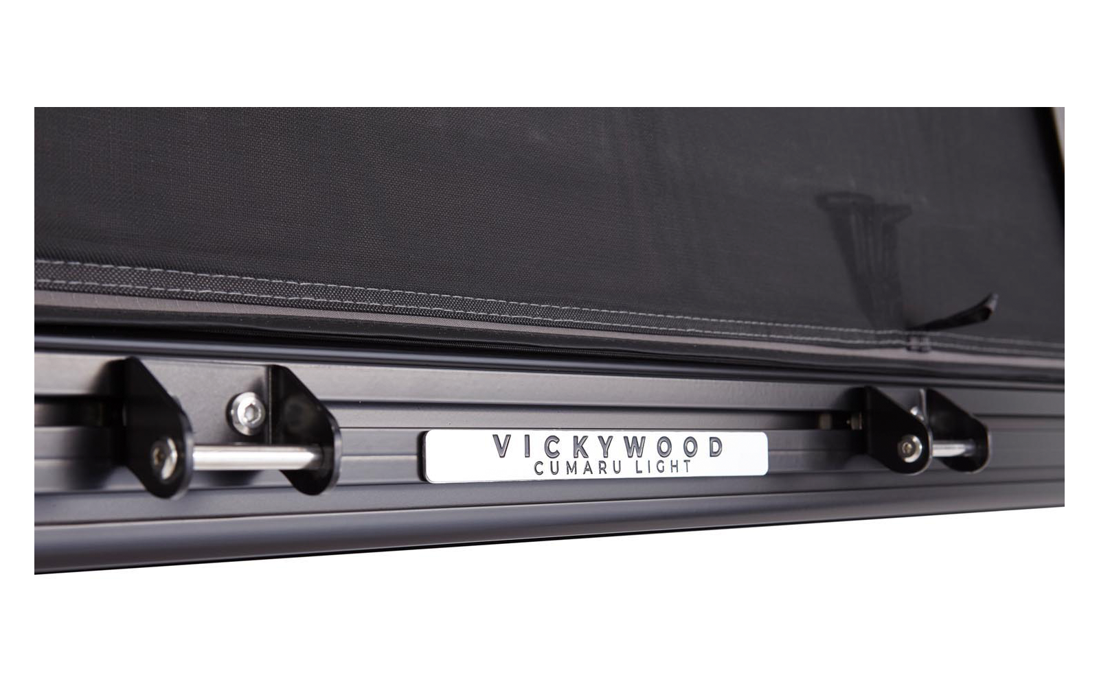 Schwarzer Stoff, Metallführungsschiene mit Schrauben, Führungsrollen und Schild "VICKYWOOD CUMARU LIGHT"