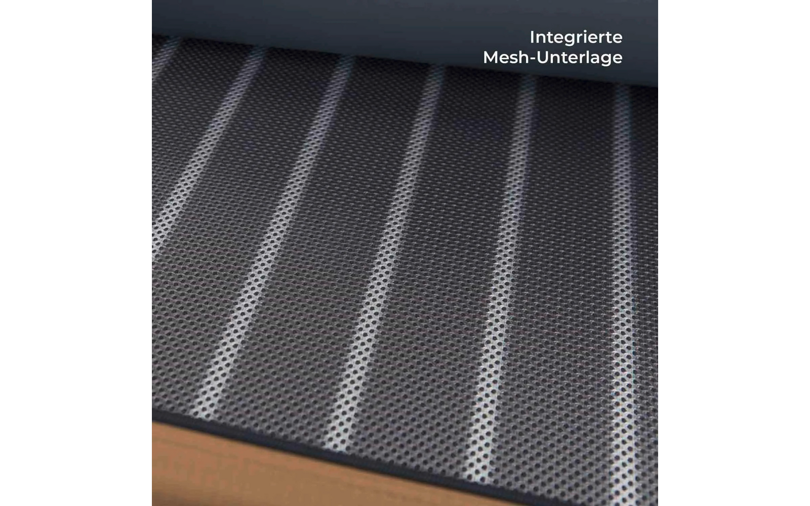 Nahaufnahme einer grau perforierten Mesh-Oberfläche mit hellen, parallel verlaufenden Streifen, brauner Kante unten und weißem Text 'Integrierte Mesh-Unterlage' oben rechts