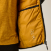 Offene senfgelbe Jacke mit gesteppter Innenfutter, Reißverschluss, Innentasche und weißen aufgedruckten Symbolen; daneben Teil eines gelben Shirts und schwarzer Hose