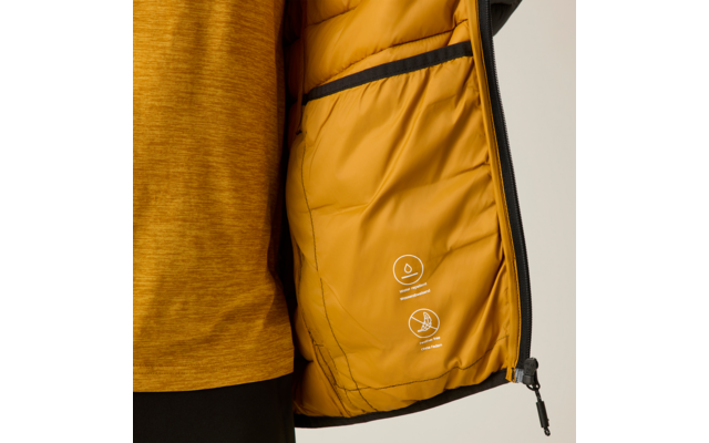 Offene senfgelbe Jacke mit gesteppter Innenfutter, Reißverschluss, Innentasche und weißen aufgedruckten Symbolen; daneben Teil eines gelben Shirts und schwarzer Hose
