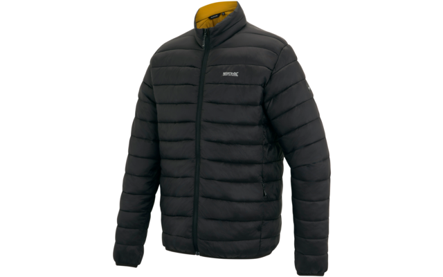 Schwarze gesteppte Jacke mit Frontreißverschluss, Stehkragen, gelbem Innenfutter am Kragen, horizontalen Steppnähten, zwei seitlichen Reißverschlusstaschen und kleinem Logo auf der linken Brust