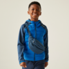 Jongen draagt blauwe hoodie en schoudertas, lacht