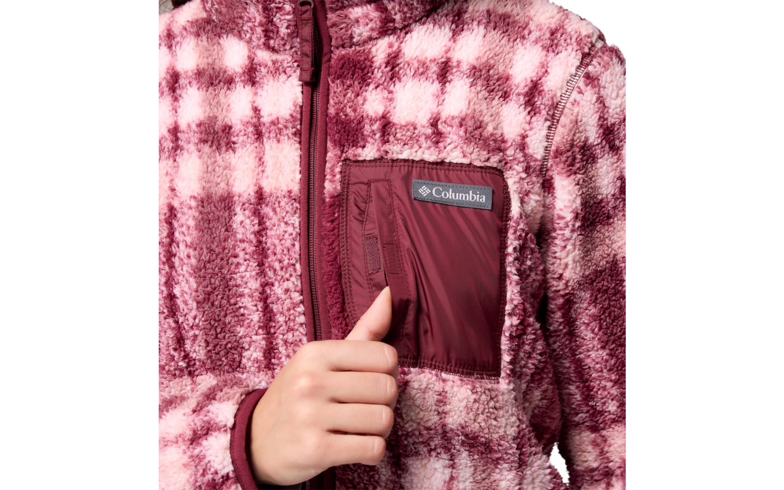 Person trägt eine kariertes, rotes und weißes Fleecejacke mit Reißverschluss und einer Brusttasche mit Reißverschluss