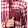 Person trägt eine kariertes, rotes und weißes Fleecejacke mit Reißverschluss und einer Brusttasche mit Reißverschluss