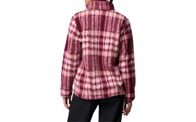 Person von hinten mit rot kariertem Pullover und dunkler Hose