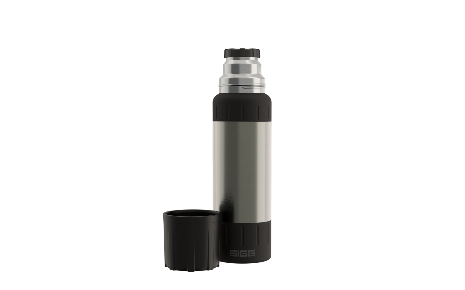 Silberne Thermosflasche mit schwarzem Schraubverschluss und separatem schwarzem Becher daneben, auf weißem Hintergrund, SIGG-Schriftzug am Fuß
