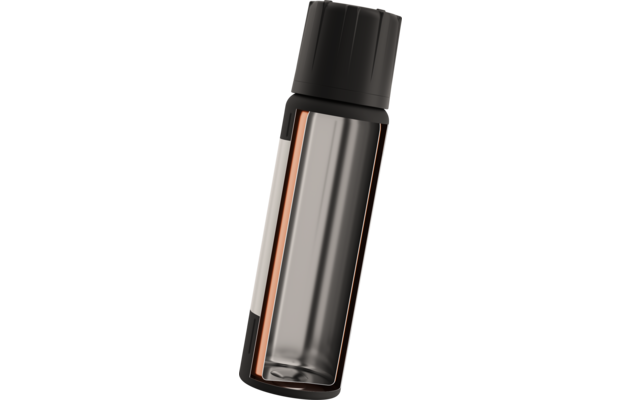 Schlanke silberne Metallflasche mit schwarzem Schraubverschluss, schwarzer Außenhülle, schmaler kupferfarbener Innenkante und transparentem Frontfenster; Flasche schräg dargestellt