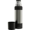 Silberne Thermosflasche mit schwarzem Schraubverschluss und separatem schwarzem Becher daneben, auf weißem Hintergrund, SIGG-Schriftzug am Fuß